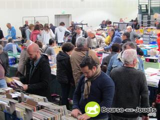 Photo de la bourse aux jouets Bourse disques- bandes dessinees - jouets anciens