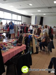 Photo de la bourse aux jouets bourse aux vêtements d'automne