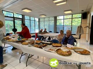 Photo de la bourse aux jouets vide dressing (et objets divers )association Etincelles